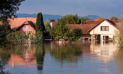 Jak skutecznie zabezpieczyć dom przed powodzią Praktyczne porady i metody ochrony